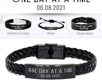 Pulseira personalizada com a data de sobriedade gravada "Um dia de cada vez": Colar de recuperação personalizado para homens