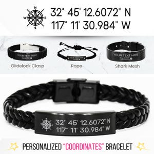 Puede incluir: Pulsera de cuero negro con una brújula y coordenadas grabadas en una placa de metal. Las coordenadas son 32° 45' 12.6072" N 117° 11' 30.984" W. La pulsera está disponible en tres estilos: cierre deslizante, cuerda y malla de tiburón.