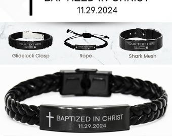 Könnte beinhalten: Schwarzes Lederarmband mit geflochtenem Design und einer silbernen Metallplatte, die mit einem Kreuz und dem Text "BAPTIZED IN CHRIST 11.29.2024" graviert ist. Das Armband wird mit drei weiteren Stilen gezeigt: Gleitschloss, Seil und Haifischnetz.