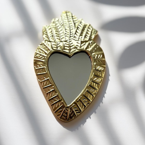 Decoración de pared de latón martillado en oro – Forma de corazón hecha a mano