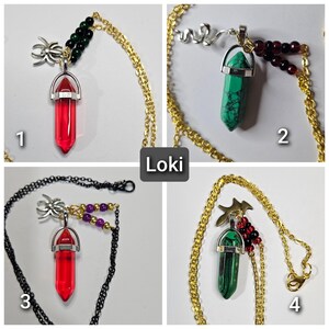 Puede incluir: Cuatro collares etiquetados con el texto Loki. Cada uno presenta un colgante de cristal puntiagudo en rojo o verde, dijes met&aacute;licos que incluyen ara&ntilde;as o serpientes, y peque&ntilde;as cuentas de colores en cadenas doradas o negras con cierres.