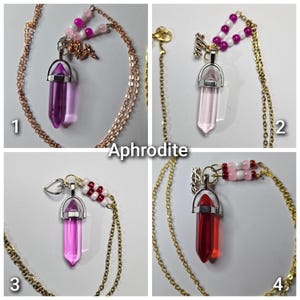Puede incluir: Cuatro collares etiquetados como Aphrodite, cada uno con un colgante de cristal puntiagudo en color morado, rosa claro, magenta o rojo. Los colgantes est&aacute;n unidos a cadenas met&aacute;licas con peque&ntilde;as cuentas y dijes, incluyendo una rosa, un coraz&oacute;n y la palabra Love.