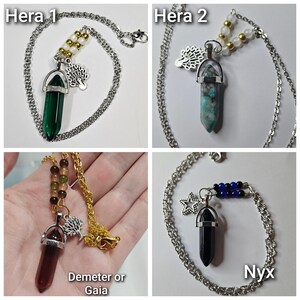Puede incluir: Cuatro collares con colgantes de cristal en punta sobre cadenas de metal. Hera 1 tiene un cristal verde y un dije de pavo real. Hera 2 tiene un cristal azul verdoso y un dije de pavo real. Demeter o Gaia tiene un cristal marr&oacute;n y un dije de &aacute;rbol. Nyx tiene un cristal negro y una estrella.