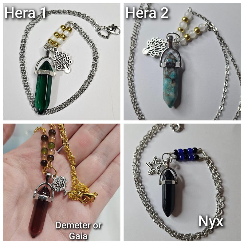Puede incluir: Cuatro collares con colgantes de cristal en punta sobre cadenas de metal. Hera 1 tiene un cristal verde y un dije de pavo real. Hera 2 tiene un cristal azul verdoso y un dije de pavo real. Demeter o Gaia tiene un cristal marr&oacute;n y un dije de &aacute;rbol. Nyx tiene un cristal negro y una estrella.