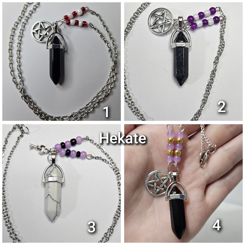 Puede incluir: Cuatro collares con cadenas plateadas, dijes de pent&aacute;culo y colgantes en forma de cristal. Los colgantes son negros o blancos con vetas. Las cadenas tienen cuentas rojas y blancas, moradas o negras y moradas. Una imagen muestra el texto Hekate.