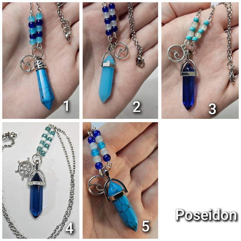 Puede incluir: Cinco collares con cadenas plateadas, colgantes en punta en varios tonos de azul y peque&ntilde;as cuentas. Los colgantes incluyen turquesa veteado, azul claro s&oacute;lido y vidrio azul oscuro. Dijes con dise&ntilde;os de olas y timones de barco.