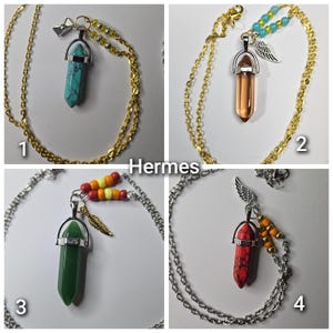 Puede incluir: Cuatro collares con colgantes en forma de punta en cadenas de metal. El collar 1 tiene una piedra turquesa y un dije de sobre. El 2 tiene una piedra marr&oacute;n y un dije de ala. El 3 tiene una piedra verde y una pluma. El 4 tiene una piedra roja y un dije de ala.