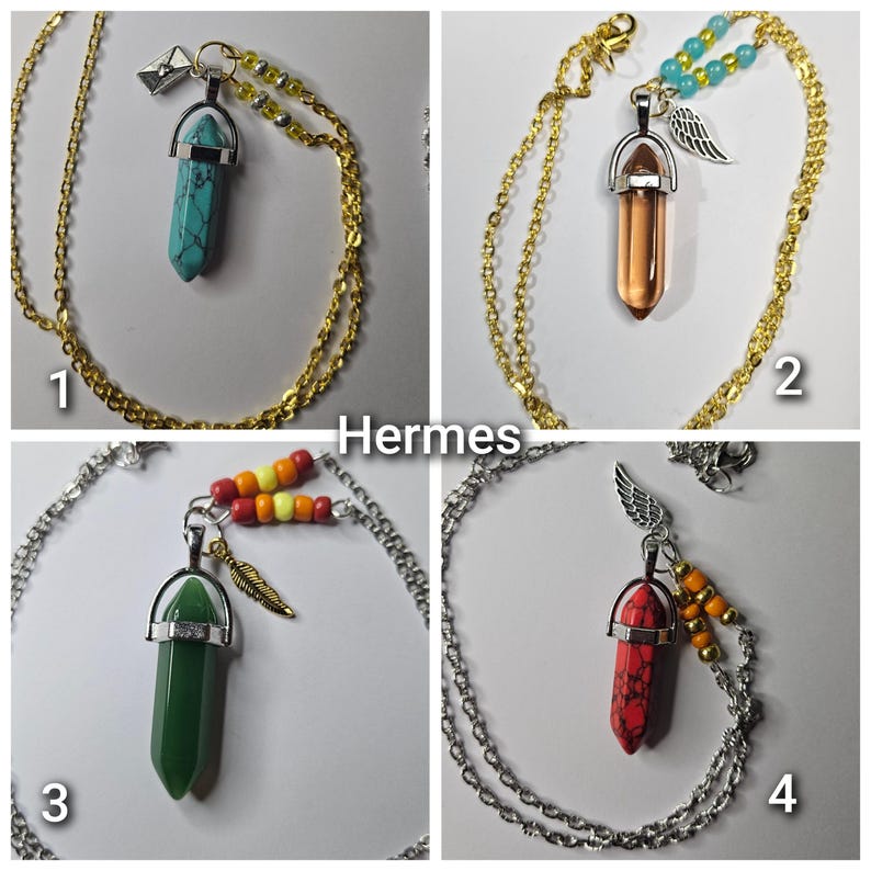 Puede incluir: Cuatro collares con colgantes en forma de punta en cadenas de metal. El collar 1 tiene una piedra turquesa y un dije de sobre. El 2 tiene una piedra marr&oacute;n y un dije de ala. El 3 tiene una piedra verde y una pluma. El 4 tiene una piedra roja y un dije de ala.
