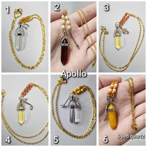 Puede incluir: Una colecci&oacute;n de seis collares de cadena dorada con colgantes de cristal hexagonal. Cada collar incluye peque&ntilde;as cuentas de colores y un dije plateado &uacute;nico, como una nota musical, una flecha o un palo de golf. El texto Apollo y Dyed quartz es visible.