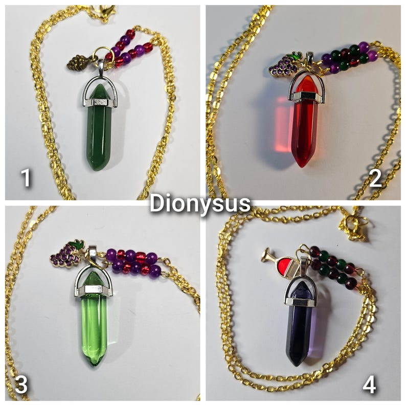 Puede incluir: Cuatro collares con cadenas doradas y colgantes tipo cristal. El colgante 1 es verde con una pi&ntilde;a. El colgante 2 es rojo con uvas. El colgante 3 es verde claro con uvas. El colgante 4 es morado con un dije en forma de copa de vino.