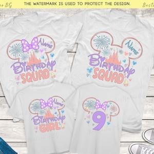 以下が含まれることがあります： ピンクとパープルの城と花火のデザインが施された白いTシャツ3枚。シャツには「Birthday Squad」と「Birthday Girl」と数字の9が書かれています。