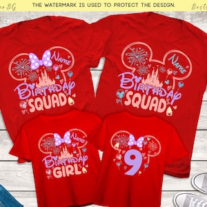 以下が含まれることがあります： ピンクとパープルのミッキーマウスの頭のデザインが施された赤いTシャツ。シャツには「Birthday Squad」と「Birthday Girl」の文字と、ピンクの城と花火が描かれています。1つのシャツには紫色の数字9が書かれています。