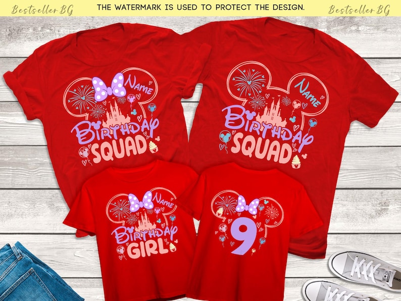 以下が含まれることがあります： ピンクとパープルのミッキーマウスの頭のデザインが施された赤いTシャツ。シャツには「Birthday Squad」と「Birthday Girl」の文字と、ピンクの城と花火が描かれています。1つのシャツには紫色の数字9が書かれています。