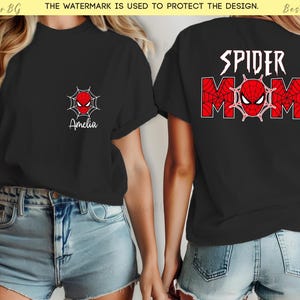 Puede incluir: Camisetas negras con tem&aacute;tica de Spider-Man. Una camiseta tiene un peque&ntilde;o logo de Spider-Man y el nombre "Amelia". La otra camiseta presenta "SPIDER MOM" con una cara de Spider-Man. Ambas camisetas tienen una combinaci&oacute;n de colores rojo y blanco.