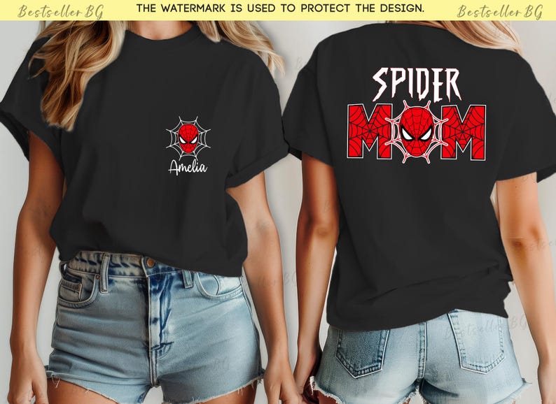 Puede incluir: Camisetas negras con tem&aacute;tica de Spider-Man. Una camiseta tiene un peque&ntilde;o logo de Spider-Man y el nombre "Amelia". La otra camiseta presenta "SPIDER MOM" con una cara de Spider-Man. Ambas camisetas tienen una combinaci&oacute;n de colores rojo y blanco.