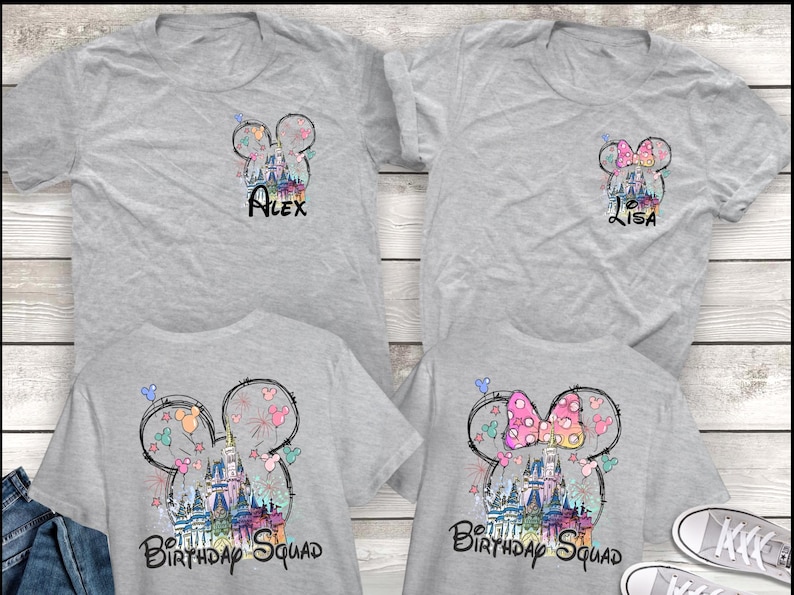 Może przedstawiać: Cztery szare koszulki z motywami Myszki Miki i Myszki Minnie. Dwie koszulki mają imiona "Alex" i "Lisa". Pozostałe dwie koszulki mają napis "Birthday Squad" z grafiką zamku. Wzory są kolorowe.