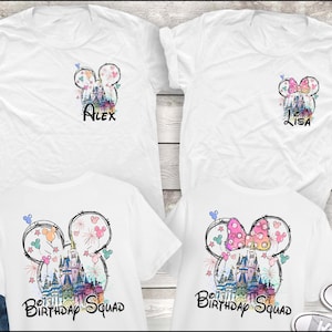Może przedstawiać: Białe koszulki z kolorowymi wzorami Disneya. Jedna koszulka ma nadruk "Alex", druga "Lisa". Pozostałe dwie koszulki mają napis "Birthday Squad". Wzory obejmują zamek, fajerwerki i uszy Myszki Miki.