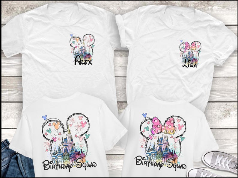 Może przedstawiać: Białe koszulki z kolorowymi wzorami Disneya. Jedna koszulka ma nadruk "Alex", druga "Lisa". Pozostałe dwie koszulki mają napis "Birthday Squad". Wzory obejmują zamek, fajerwerki i uszy Myszki Miki.