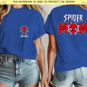 Puede incluir: Camiseta azul real con un dise&ntilde;o de Spider-Man. La parte delantera tiene un peque&ntilde;o gr&aacute;fico de telara&ntilde;a y m&aacute;scara con el nombre "Amelia". La parte trasera muestra "SPIDER MOM" con un gr&aacute;fico de telara&ntilde;a y m&aacute;scara. Es una prenda informal.