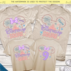 以下が含まれることがあります： ピンクとパープルのミッキーマウスの頭のデザインが施されたベージュのTシャツ4枚。シャツには「Birthday Squad」と「Birthday Girl」の文字と数字の9が書かれています。