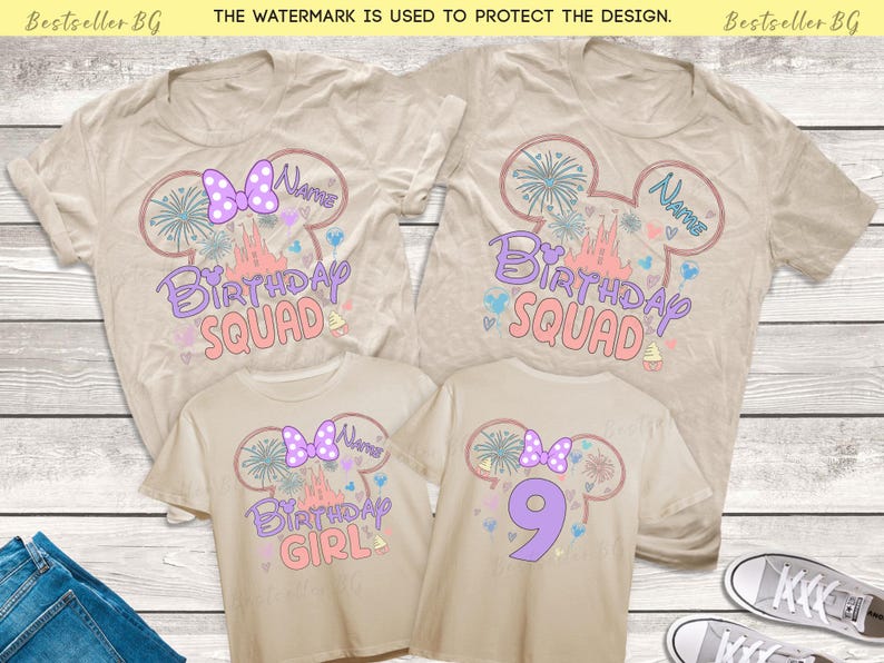 以下が含まれることがあります： ピンクとパープルのミッキーマウスの頭のデザインが施されたベージュのTシャツ4枚。シャツには「Birthday Squad」と「Birthday Girl」の文字と数字の9が書かれています。