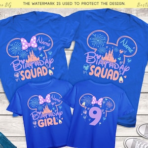 以下が含まれることがあります： ピンクとパープルのミッキーマウスの耳のデザインが施された青いTシャツが4枚。シャツには「Birthday Squad」と「Birthday Girl」と書かれています。1枚のシャツには数字の9が書かれています。