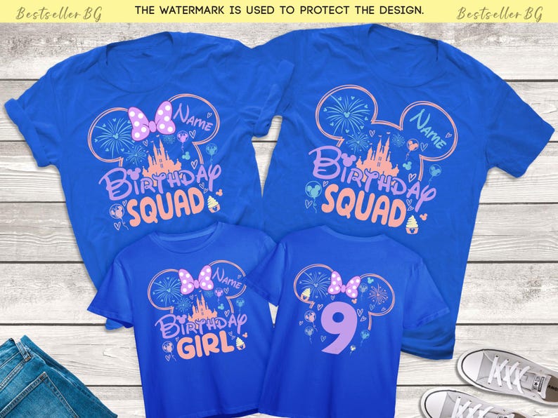 以下が含まれることがあります： ピンクとパープルのミッキーマウスの耳のデザインが施された青いTシャツが4枚。シャツには「Birthday Squad」と「Birthday Girl」と書かれています。1枚のシャツには数字の9が書かれています。