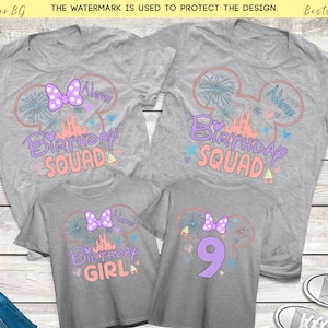 以下が含まれることがあります： ピンクとパープルのミッキーマウスの耳のデザインが施されたグレーのTシャツ3枚。シャツには「Birthday Squad」と「Birthday Girl」と書かれています。1枚のシャツには数字の9が書かれています。
