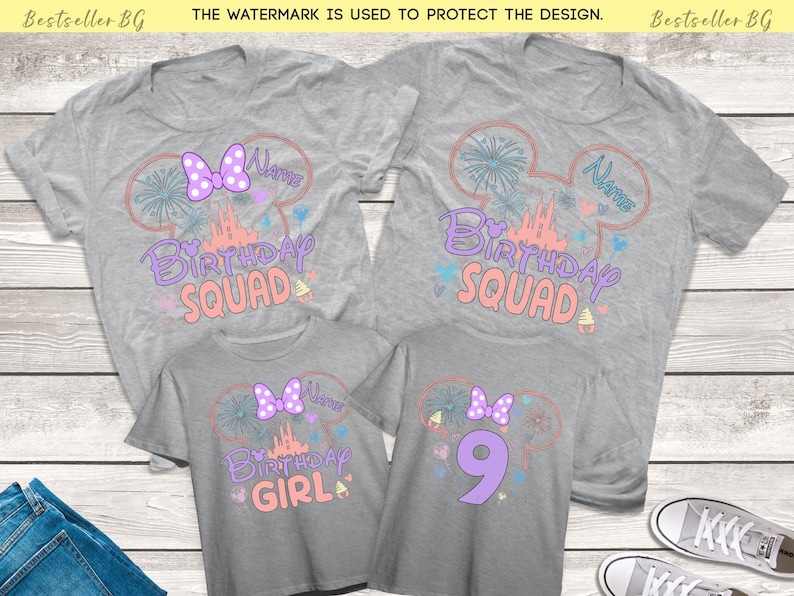 以下が含まれることがあります： ピンクとパープルのミッキーマウスの耳のデザインが施されたグレーのTシャツ3枚。シャツには「Birthday Squad」と「Birthday Girl」と書かれています。1枚のシャツには数字の9が書かれています。