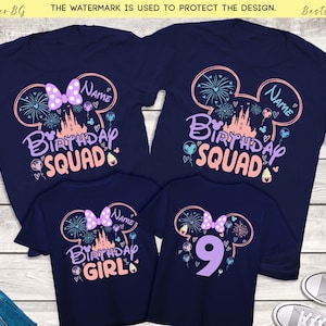 以下が含まれることがあります： ピンクとパープルのミッキーマウスのデザインが施されたネイビーブルーのTシャツ3枚。シャツには「Birthday Squad」と「Birthday Girl」と数字の9が書かれています。