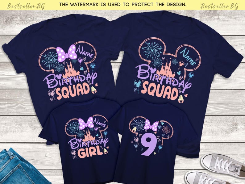 以下が含まれることがあります： ピンクとパープルのミッキーマウスのデザインが施されたネイビーブルーのTシャツ3枚。シャツには「Birthday Squad」と「Birthday Girl」と数字の9が書かれています。