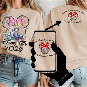 Peut inclure: T-shirt beige avec un motif Minnie Mouse coloré, un château et le texte "Disney Trip 2026". Le dos du t-shirt présente une tête de Minnie Mouse avec un code QR et le texte "Voir ceci ne rendra pas la file d'attente plus rapide, mais ce sera plus amusant !"