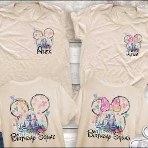 Może przedstawiać: Beżowe koszulki z motywami głowy Myszki Miki i Myszki Minnie. Na jednej koszulce nadrukowano "Alex", a na drugiej "Lisa". Na dolnych koszulkach napis "Birthday Squad". Projekty obejmują zamek, fajerwerki i kolorowe akcenty.