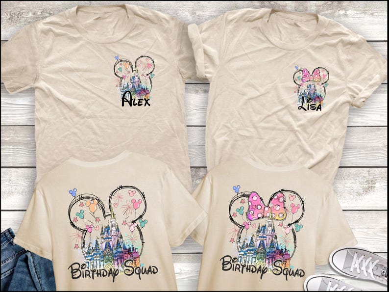 Może przedstawiać: Beżowe koszulki z motywami głowy Myszki Miki i Myszki Minnie. Na jednej koszulce nadrukowano "Alex", a na drugiej "Lisa". Na dolnych koszulkach napis "Birthday Squad". Projekty obejmują zamek, fajerwerki i kolorowe akcenty.