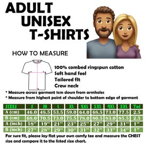 以下が含まれることがあります： ユニセックスTシャツのサイズチャートで、インチとセンチメートルで測定されています。チャートは、Sから5XLまでのサイズで、シャツの胸囲と着丈の寸法を示しています。チャートには、1インチまたは2.5センチメートルの許容範囲も含まれています。