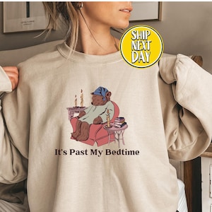 It&#39;s Past My Bedtime Sweatshirt, Sleepy Bear Sweater, Trendy Gift Sweater, Funny Meme Hoodie, Bookworm Sweater,Funny Sleppy Bear Sweat-BC061
