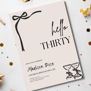 Puede incluir: Una invitaci&oacute;n de color rosa p&aacute;lido con texto e ilustraciones en negro. Se muestran las palabras "hello THIRTY". La invitaci&oacute;n incluye detalles de la celebraci&oacute;n, con un lazo y dise&ntilde;os de copas de champ&aacute;n.