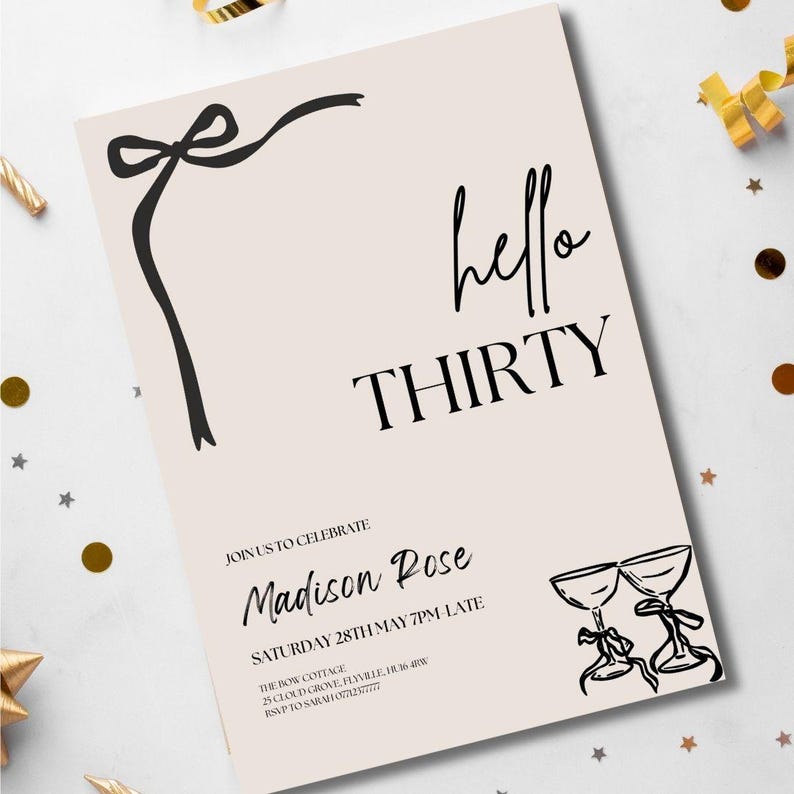 Puede incluir: Una invitaci&oacute;n de color rosa p&aacute;lido con texto e ilustraciones en negro. Se muestran las palabras "hello THIRTY". La invitaci&oacute;n incluye detalles de la celebraci&oacute;n, con un lazo y dise&ntilde;os de copas de champ&aacute;n.