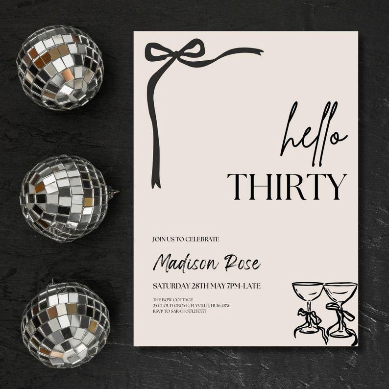 Puede incluir: Una invitaci&oacute;n de fiesta beige con el texto "hello THIRTY" y detalles del evento. La invitaci&oacute;n tiene un dise&ntilde;o de lazo negro y texto. Tres bolas de discoteca est&aacute;n en el lado izquierdo de la imagen.