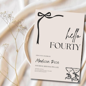 Op de afbeelding: Een beige uitnodigingskaart met zwarte tekst en een zwart strikdesign. De woorden "hello FOURTY" worden prominent weergegeven. Extra tekst bevat "Join us to celebrate", de naam "Madison Rose" en evenementdetails.
