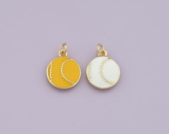 Pode incluir: Dois pingentes redondos de beisebol. Um é amarelo com costuras brancas, o outro é branco com costuras brancas. Ambos têm bordas de metal dourado e um pequeno laço para prender a uma corrente ou pulseira.