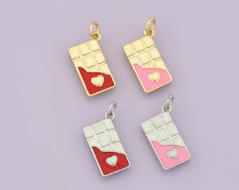 Può includere: Quattro ciondoli a forma di barretta di cioccolato con dettagli a cuore. Due sono dorati con smalto rosso e rosa, e due sono argentati con smalto rosso e rosa. Ogni ciondolo ha un piccolo anello.