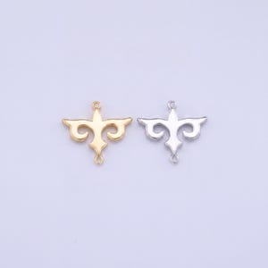Può includere: Due connettori per gioielli in metallo con un design simmetrico ispirato al giglio. Un connettore ha una finitura color oro lucido, mentre l'altro ha una finitura color argento lucido. Ogni pezzo presenta piccoli anelli nella parte superiore e inferiore.
