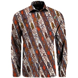 Könnte beinhalten: Ein langärmliges Hemd mit Batikmuster. Das Hemd hat ein sich wiederholendes Design aus weißen, braunen, orangefarbenen und blauen vertikalen Streifen. Der Kragen und die Manschetten sind einfarbig schwarz. Ein kleines grünes Logo ist auf der Brust sichtbar.