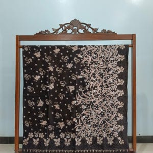 Lång handritad batikduk med originalt javanesiskt indonesiskt tulpanmotiv Storlek 235x115