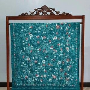 Langes handgeschriebenes Batik-Tuch mit blaugrüner Grundfarbe für Kinder- und Mutterkleidung für formelle und ungezwungene Anlässe