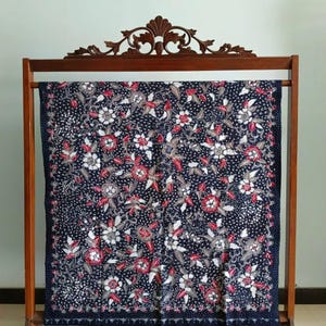 Long cloth with blue base, hand-drawn batik, size 235x115