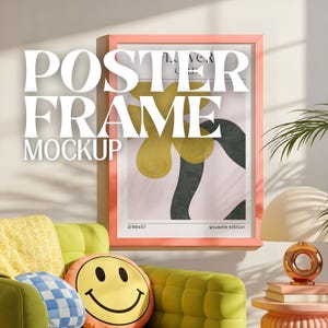 Könnte beinhalten: Ein rosa Poster-Rahmen-Mockup mit einem bunten abstrakten Kunstdruck im Inneren. Der Rahmen steht auf einem grünen Sofa mit einem gelben Smiley-Kissen und einem karierten Kissen. Eine Lampe und ein Stapel Bücher stehen auf einem rosa Beistelltisch.