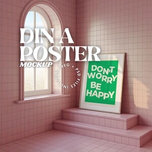 Könnte beinhalten: Ein rosafarbenes Badezimmer mit einem weißen Fenster und einem gerahmten Poster mit der Aufschrift "Keine Sorge, sei glücklich" auf einer Treppe.