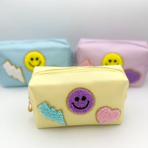 Bolsa de viaje con parches de moda: Estuche de maquillaje con cara sonriente bordada